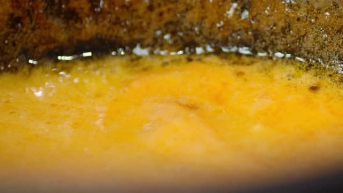 奶酪火锅在锅里煮沸。宏观背景。