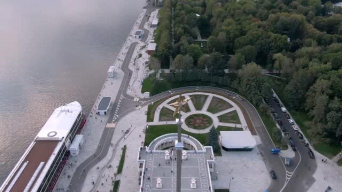 鸟瞰图是莫斯科经过翻新的北河站的美丽全景。日落时城市和河流的多彩景观。在欧洲河流上巡游