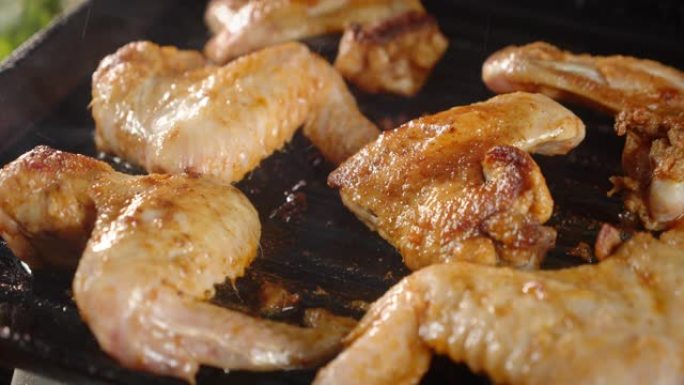 鸡翅在煎锅中用热蒸汽油炸。