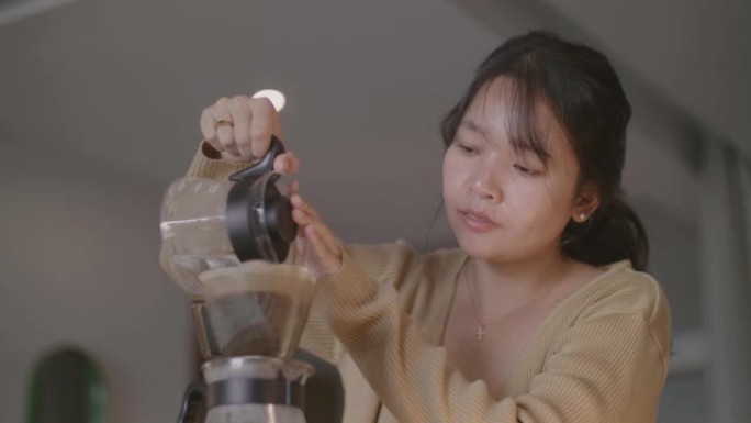 家里煮咖啡的年轻女子。