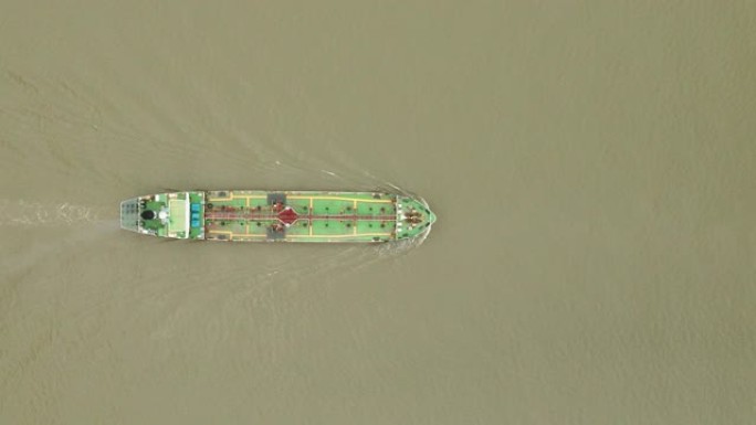 空中俯视图油船油轮全速，具有美丽的波浪图案，用于商务物流，进出口运输或货运。