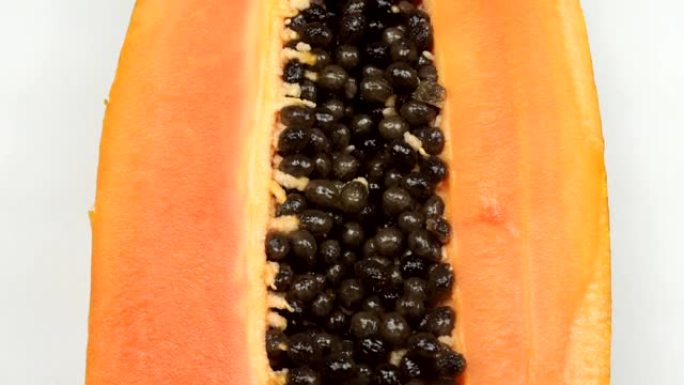 异国木瓜水果特写。用黑色种子切成两部分木瓜。