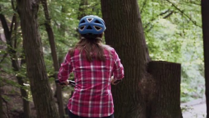 城市自行车，女人在公园骑自行车。活跃的人。户外。在乡村道路上骑自行车的女人。骑在森林里的女自行车手。