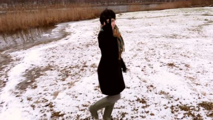 快乐女人走在第一场雪上，展现胜利姿态