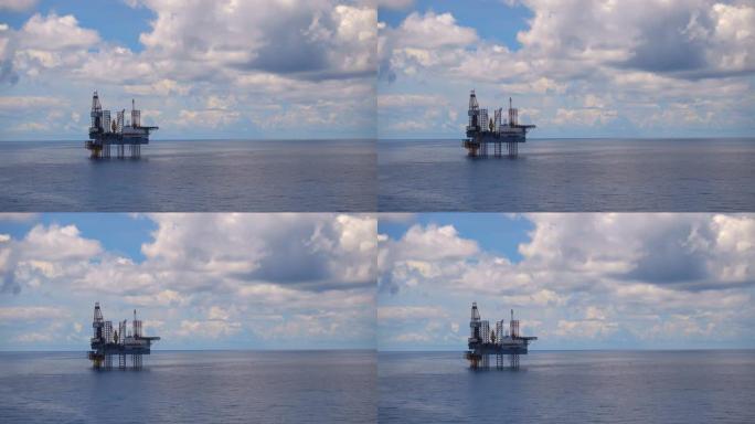 海上自升式钻井平台在海上位置，拥有美丽的云层和石油和天然气工业概念的火炬桥。