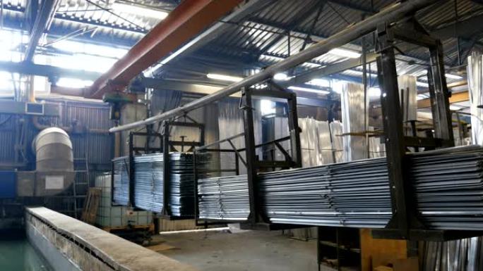 水龙头将金属产品降低到液体浴中