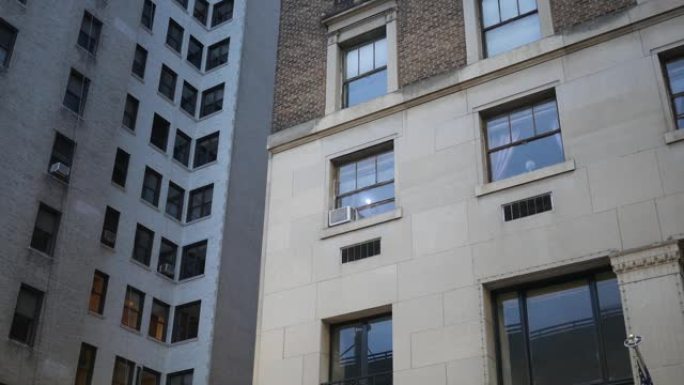 在市区办公楼建立二楼角落办公室窗户的镜头