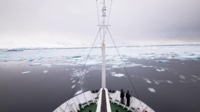 一艘船在南极洲海洋中的时间流逝