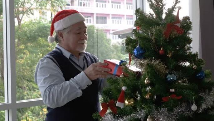 戴红帽子的资深老人送礼盒，在客厅说 “新年快乐” 和 “圣诞节”