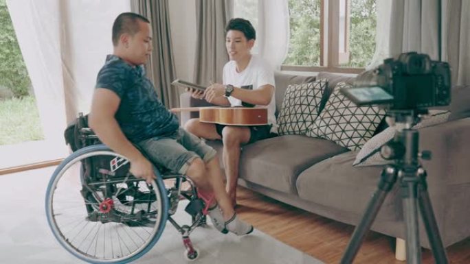 残疾人从沙发上移到轮椅上-库存视频