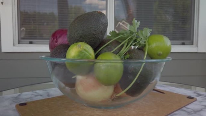 新鲜的，生的，未切割的蔬菜和水果在低角度的透明玻璃碗中。