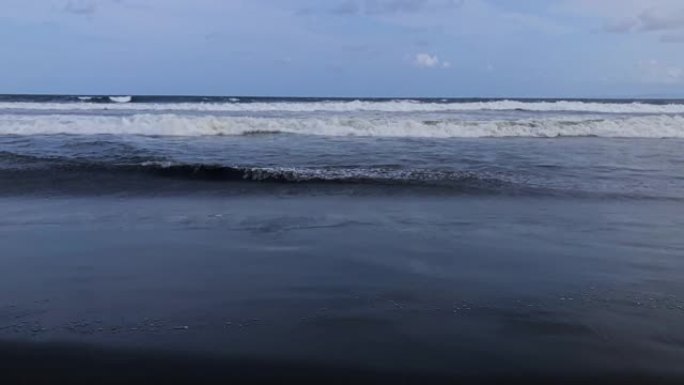 海洋/海岸上的黑沙火山海滩。