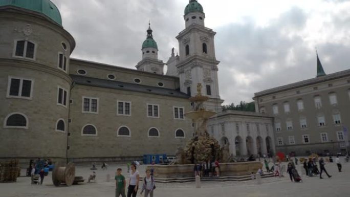 萨尔茨堡市中心著名广场拥挤慢动作全景4k奥地利