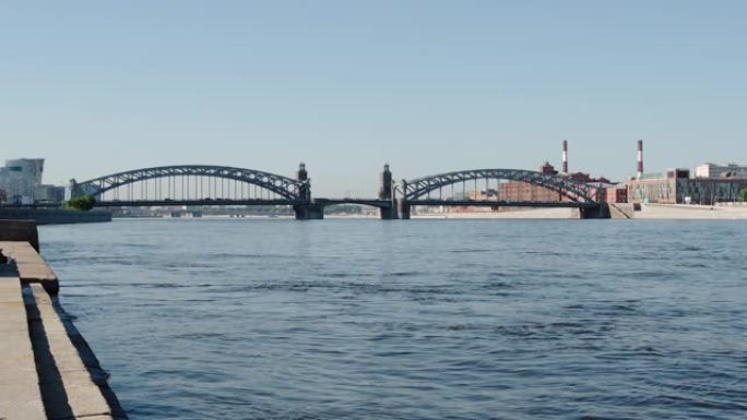 路堤，著名的彼得大帝大桥和涅瓦河-俄罗斯圣彼得堡