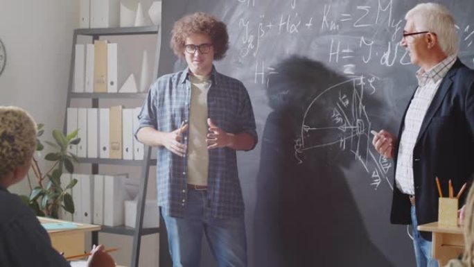 高中男生用黑板背诵数学课