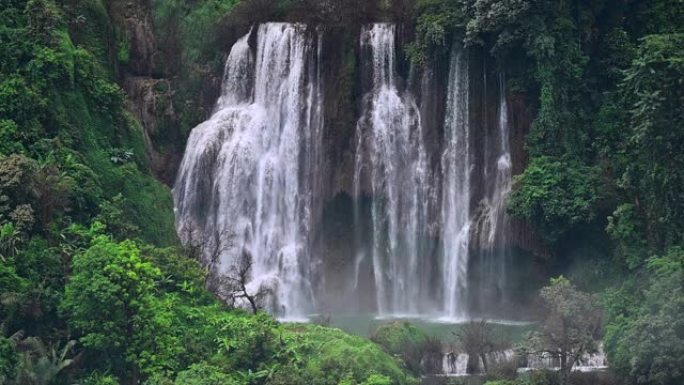 Umphang野生动物保护区Thi Lo Su瀑布的慢动作拍摄。Tee Lo Su据称是泰国西北部最