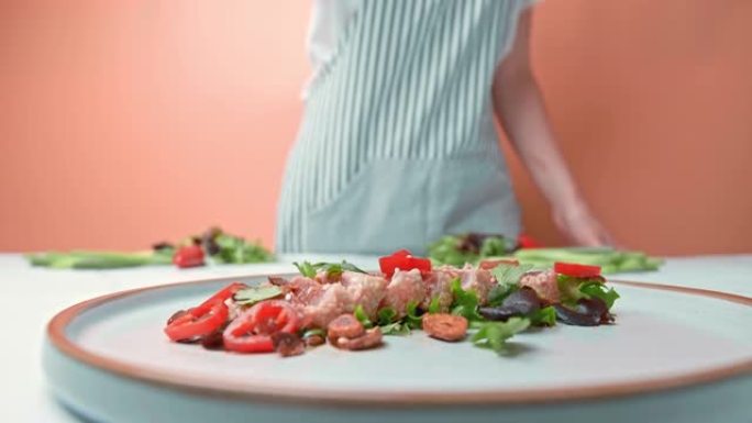 在4k烤金枪鱼上撒上新鲜的绿色香菜。在现成的食物上撒上绿色作为装饰和慢动作的新鲜度的概念。