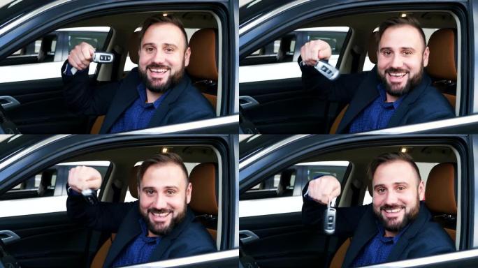 一名男子坐在他的新车上，对着镜头微笑，向他展示了他新买的车的车钥匙