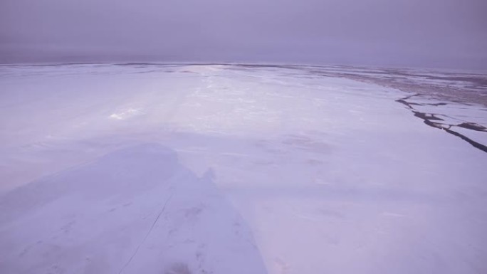 破冰船破冰，在北极前进。