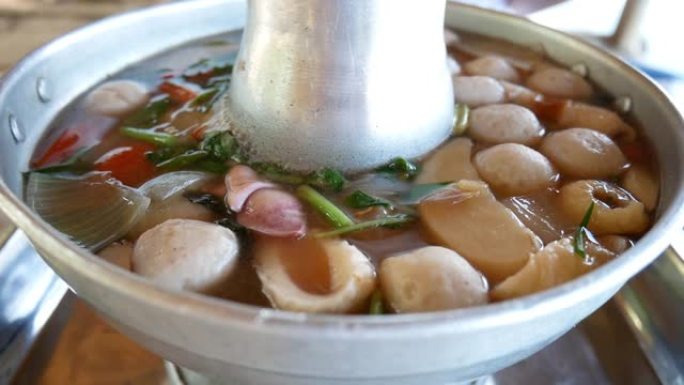 镜头汤姆百胜沸水辣汤。泰国传统美食著名风格。一锅充满海鲜和蔬菜。烹饪有: 酸橙叶、新鲜辣椒和酸橙。旅