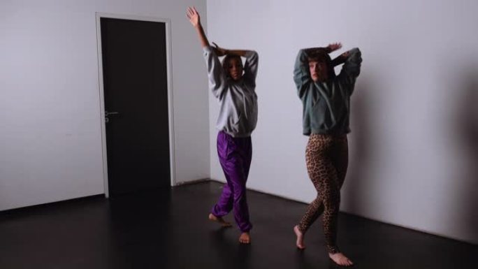两个女人在试听室里表演舞蹈套路