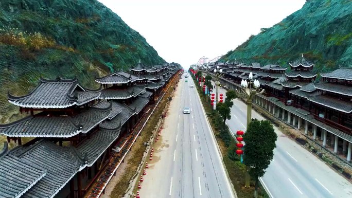 道路和绿地的鸟瞰图 屏幕上有一个中国村庄的图片 公园和河流的鸟瞰图