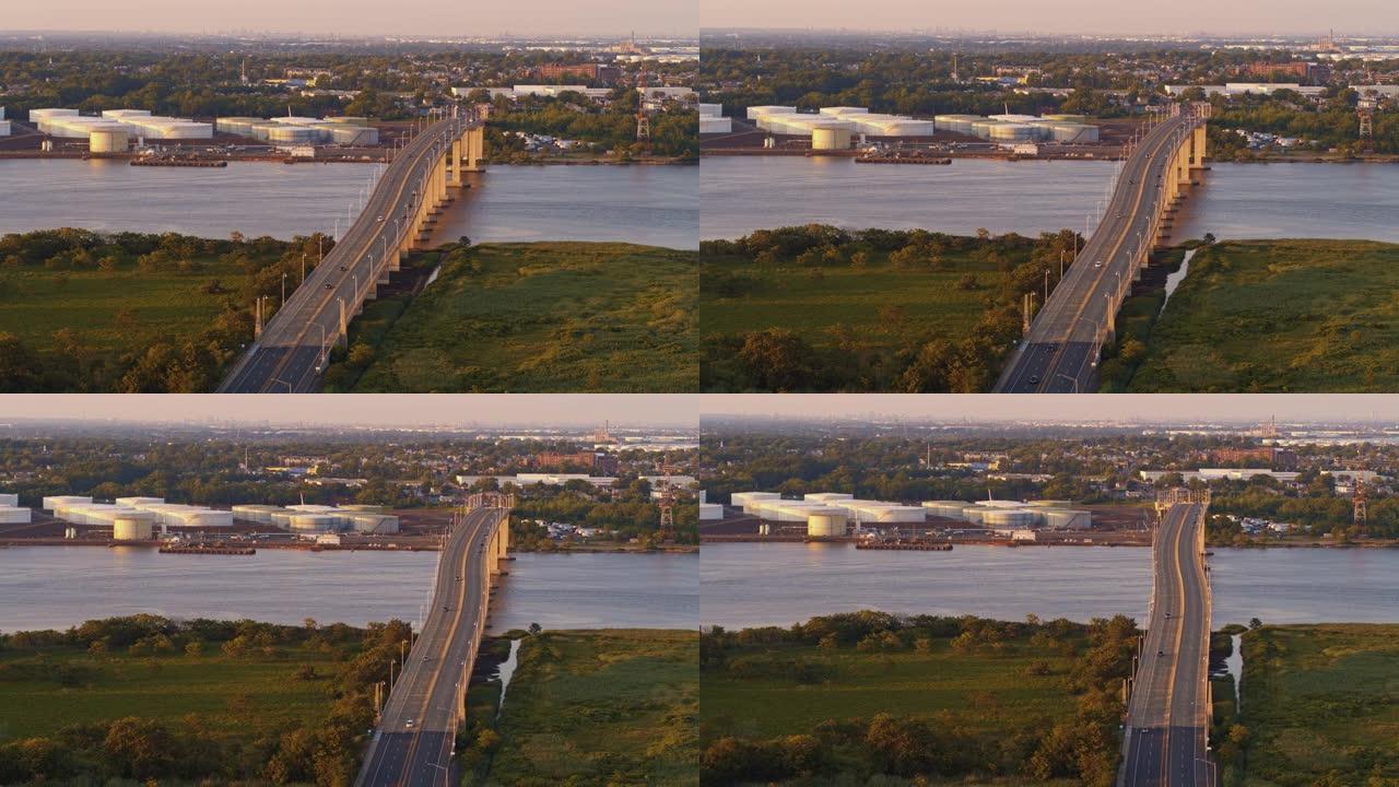 日落前的傍晚，在新泽西州拉里坦河上的胜利桥上鸟瞰图。平移摄像机运动的视频片段。