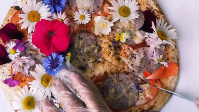 披萨。用鲜花装饰的披萨。每份切披萨。