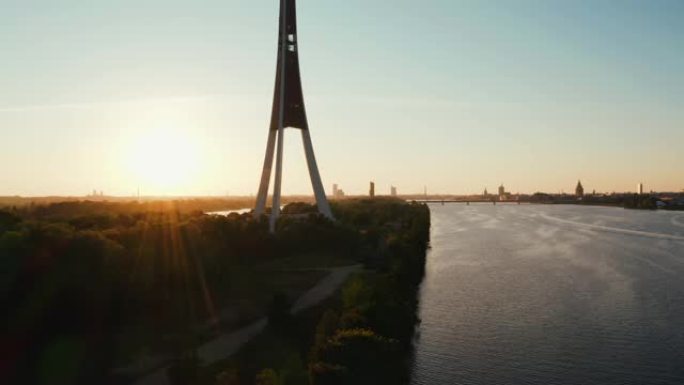 拉脱维亚里加的里加广播电视塔鸟瞰图 -- 欧盟最高的塔。日落景色。