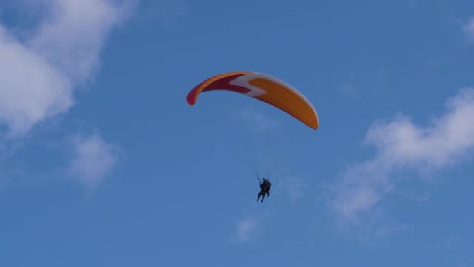 两个人飞行滑翔伞。极端滑翔伞在湛蓝的天空中飞翔。滑翔伞串联。极限运动。