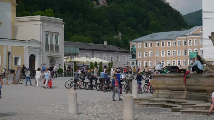 萨尔茨堡市中心白天著名的拥挤中央广场慢动作全景4k奥地利