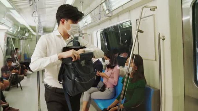 女人阻止男人在火车上坐在她旁边，以保持社交距离。