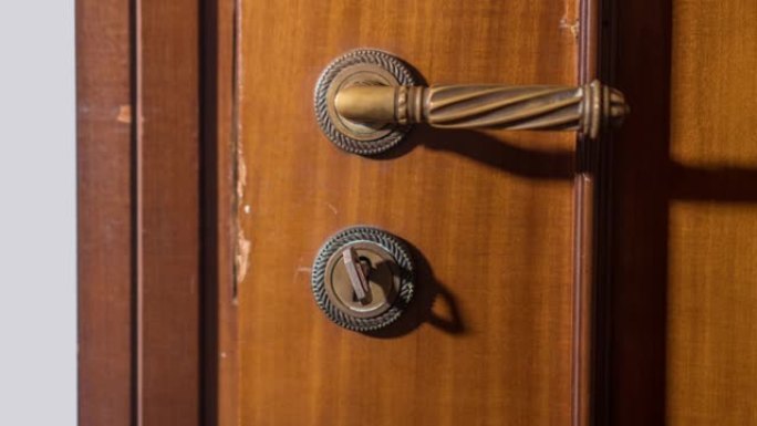 钥匙转动旧门锁