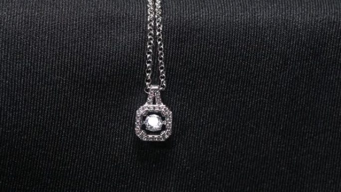 一条带有美丽闪亮钻石吊坠的项链。