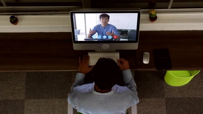 男子举行视频会议的俯视图