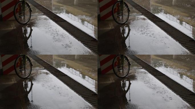 城市里的毛毛雨停放着自行车