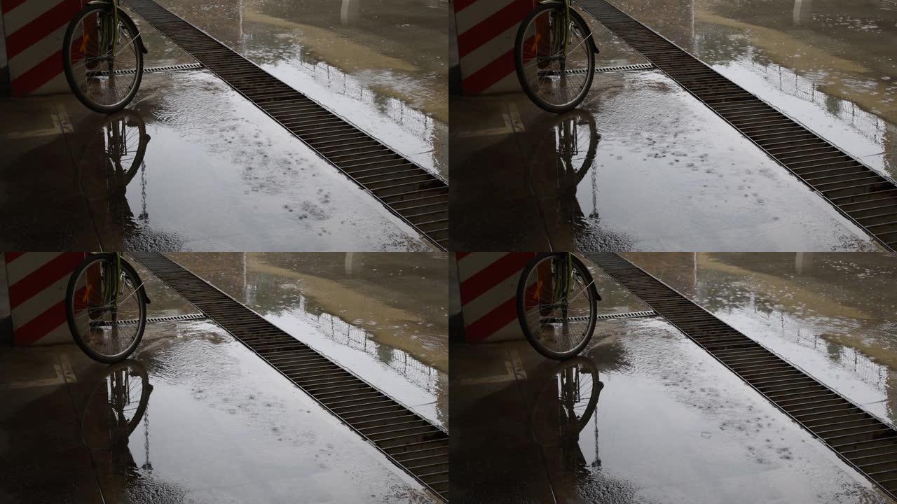 城市里的毛毛雨停放着自行车