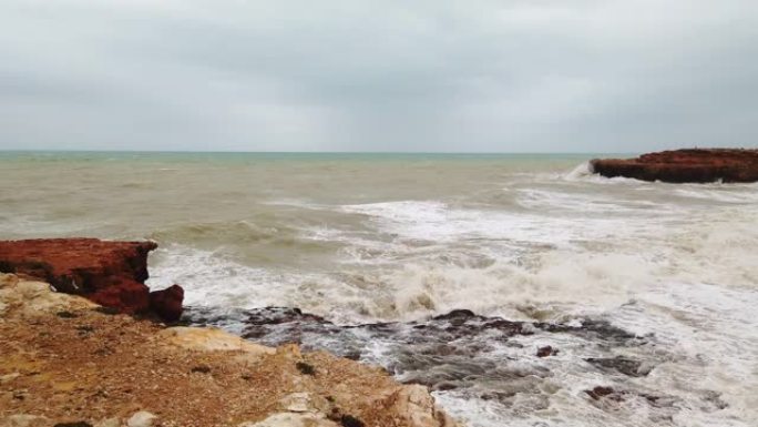 强风吹向岩石海岸的海浪