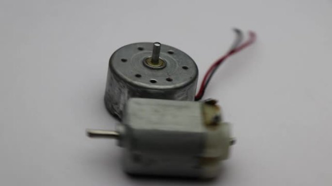 小型电子设备中使用的电刷型直流电机在白色背景上旋转视频