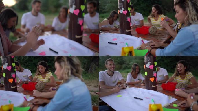 在非正式教育课上，商务人士用自己的名字粘贴心形粘合剂笔记