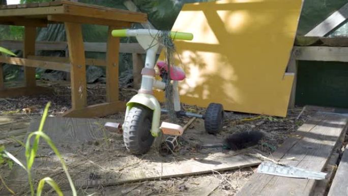爱沙尼亚废弃房屋外的小型自行车玩具