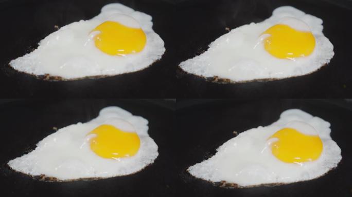 鸡蛋在煎锅中用热蒸汽油炸。
