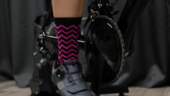 腿，链条和链环，后卡带踏板智能室内自行车训练器。专业室内自行车概念。