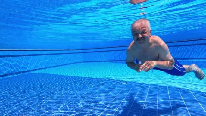 老人在水下游泳-4k分辨率