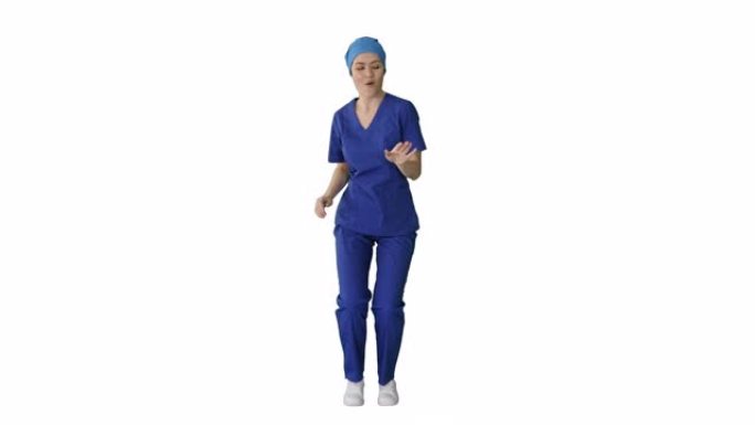 穿着蓝色制服的微笑女医生在白色背景上跳舞和欢呼
