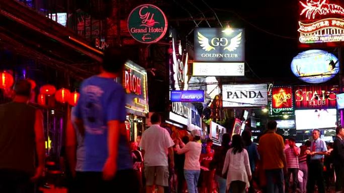 泰国春武里府，2019年12月9日，游客涌入芭堤雅步行街上的酒吧和餐馆