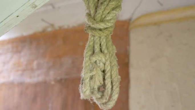 仔细观察天花板上的吊绳