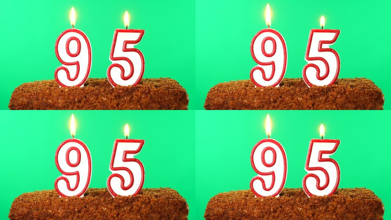 带有95号点燃蜡烛的蛋糕。色度键。绿屏。隔离