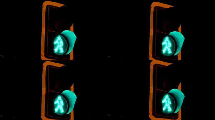 晚上十字路口的交通信号灯