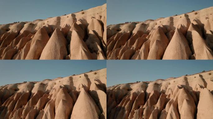 卡帕多西亚 (Cappadocia)，夕阳和骑手的马匹，就像电影中的框架一样